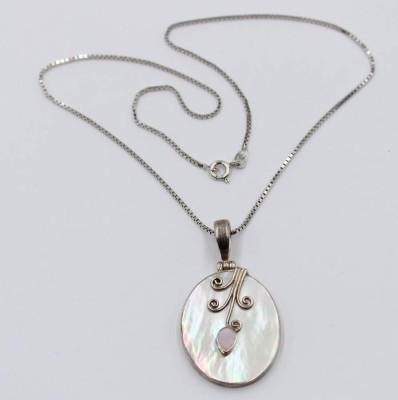 Auktion 364<br>925er Anhänger an Kette, Perlmutt, zus. ca. 10gr., L-41cm Anh. 4,5cm [1]