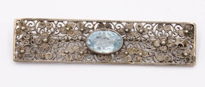 Auktion 364<br>filigrane Silberbrosche, älter, hellblauer faccett. Stein, 6gr., L-6,2cm [1]