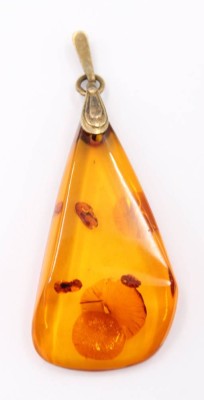 Auktion 364<br>Anhänger mit geklärtem Bernstein, Silbermontur, ca. 6,5gr., L-6,8cm [1]