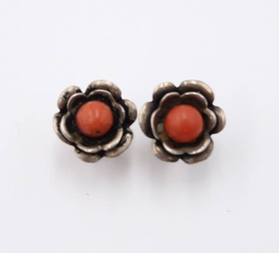 Auktion 364<br>Paar floral gearbeitete Ohrstecker mit Koralle, Silber (gepr.), 2gr., ca. D-1cm [1]