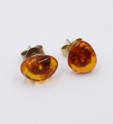 Auktion 364<br>Paar Ohrstecker mit Bernstein, wohl Silbermontur, 0,9gr., D-0,8cm [1]