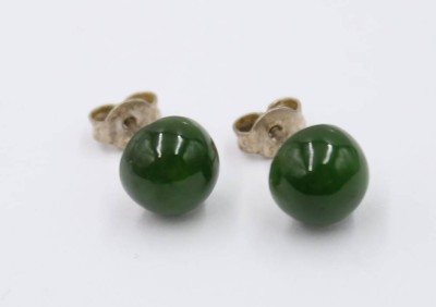 Auktion 364<br>Paar Ohrstecker, wohl Jade, Silbermonturen, 2,1gr., ca. D-0,8cm [1]