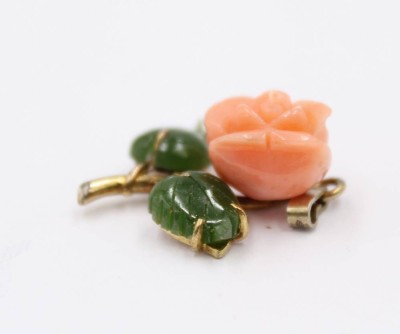 Auktion 364<br>floral gearbeiteter Anhänger, 925er Silber vergoldet, Jade und Koralle, ca. 3,3gr., L-2,3cm [1]