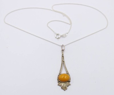 Auktion 364<br>älterer Silberanhänger mit Bernstein-Cabochon, an 925er Kette, zus. 3,2gr. , L-37cm, Anh. L-4,7cm [1]