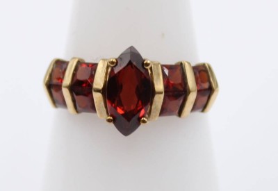 Auktion 364<br>333er GG-Ring mit Granat, 2,4gr., RG 53 [1]