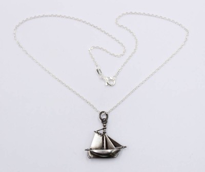 Auktion 364<br>Anhänger in Form einer Yacht, Silber (gepr.), an 925er Kette, 4,2gr., L-40cm, Anh. L-3cm [1]