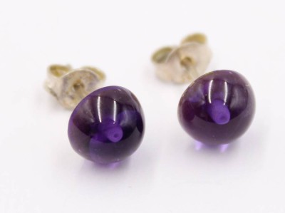 Auktion 364<br>Paar Ohrstecker mit lila Steinen, Silbermontur, ca. D-0,8cm [1]