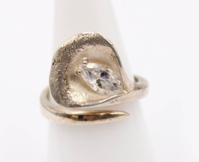 Auktion 364<br>925er Silber-Ring mit klarem Stein, Ginkoblatt, Ries, 5,8gr., offene Schiene [1]