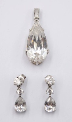 Auktion 364<br>Set, Paar Ohrstecker und passender Kettenanhänger, 925er Silber, klare Steine, zus. 8gr., L-3cm u. L-2cm [1]