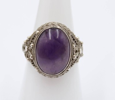 Auktion 364<br>Silber-Ring, Silver gemarkt, lila Cabochon, offen Schiene, 5,8gr. [1]