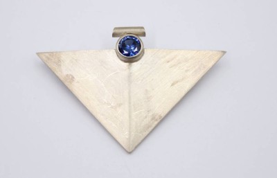 Auktion 364<br>Design-Brosche, Silber (gepr.), blauer Stein (Topas?), 10,5gr., 3,5 x 6cm [1]