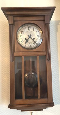 Auktion 364<br>kl. Wanduhr um 1920, Werk läuft [1]