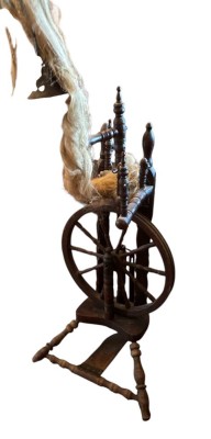 Auktion 364<br>altes Spinnrad, Holzgestell tlw. gedrechselt und beschnitzt 2. Hälfte 19. Jh. Höhe ca. 120 cm. Alters und Gebrauchsspuren [1]