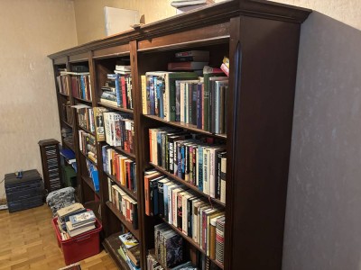 Auktion 364<br>4m Bücherschränke, auch einzeln stellbar, zusätzliche Zierleisten lose anbei, L-zus. ca 4 m, H-1,80 m, auf Wunsch samt Inhalt, Gebrauchsspuren, abholbar in Bremerhaven [1]
