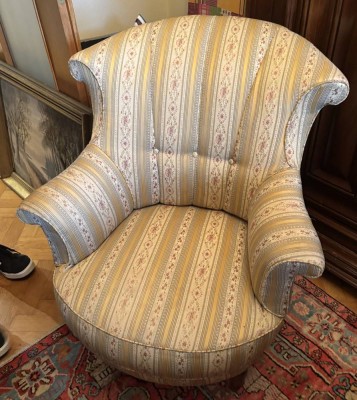 Auktion 364<br>kl. Salonstuhl, gepolstert, unter rechter Armlehne mit kl. Einriss [1]