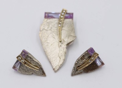 Auktion 364<br>Set, 925er Silber, Ries, Anhänger und Ohrstecker, lila und klare Steine, bei Steckern fehlt ein klarer Stein, zus. ca. 25gr., L-5cm und 2,3cm [1]