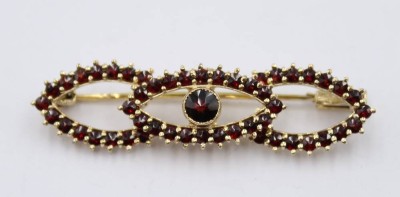 Auktion 364<br>Silber-Brosche mit Granat, vergoldet, undeutl. gepunzt, 5,6gr., L-4,5cm [1]