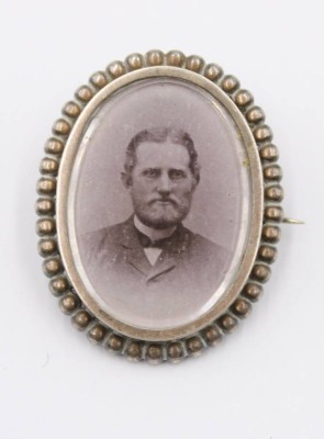 Auktion 364<br>Foto-Brosche um 1860, 826er Silberfassung, ca. 3,5 x 2,7cm [1]