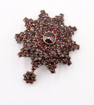 Auktion 364<br>Granatstern-Brosche/Anhänger, Silber, 13,2gr., L-4,6cm, D-3,7cm [1]
