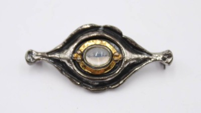 Auktion 364<br>925er Silber-Brosche mit Feingoldauflage, Mondstein, 7,8gr., L-4,3cm [1]