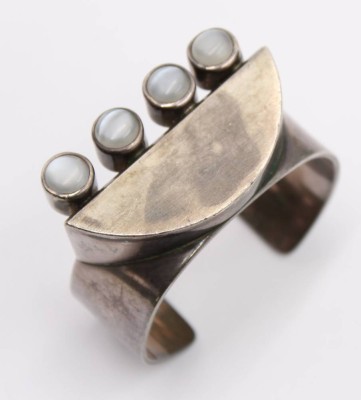 Auktion 364<br>900er Silber-Design-Armspange, 4 Mondsteine, gemarkt, 75,8gr., B-3cm, ca. D-5,5cm [1]
