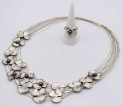Auktion 364<br>Ries-Set, 925er -Collier sowie passender Ring, Perlenbesatz, Ring mit offener Schiene, zus. ca. 61,4gr., Verschluss wohl defekt, ca. L-45cm [1]