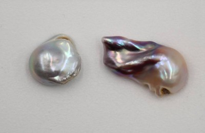 Auktion 364<br>2x Barock-Perlen, 1x ungebohrt, ca. L-3cm [1]