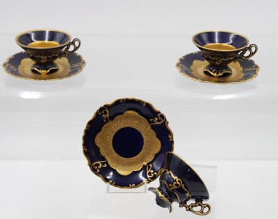 Auktion 364<br>3x Mokkatassen mit U.T.,, Ilmenau, Kobalt mit Gold, ca. H-4,5cm [1]