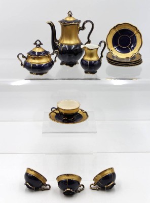 Auktion 364<br>Mokkaservice, Ilmenau, Kobalt mit Gold, Mokkakern, 4x Tassen mit U.T.,  2x U.T. anbei, Kanne H-17,5cm Tassen H-4,3cm [1]