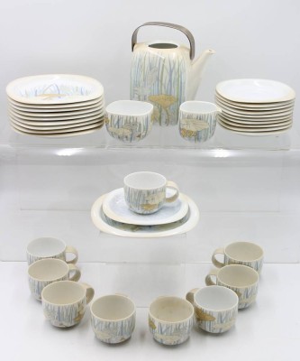 Auktion 364<br>32 Serviceteile, Ronsethal Künstlerservice, Alain Le Foll, 1x Untertasse bestossen, Kannendeckel fehlt, Reinigungsbedürftig, Kanne H-16,5cm [1]