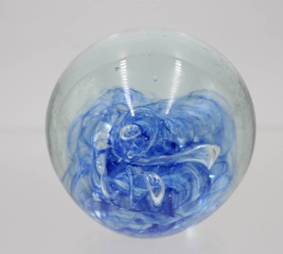 Auktion 364<br>Paperweight, blaue Einschmelzungen, ca. H-9cm [1]