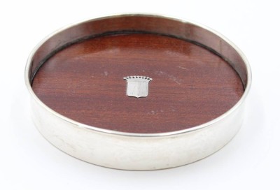 Auktion 364<br>Flaschenuntersetzer, 800er Silber, Holzboden mit Silberwappen, Silber ca. 65gr. , D-12,5cm [1]