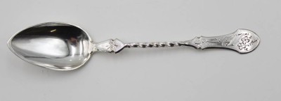 Auktion 364<br>Kaffeelöffel, Silber, zieseliert, verso Punktgravur und datiert 1897, 10gr., L-12,5cm [1]