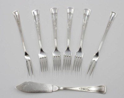 Auktion 364<br>7x Besteckteile, 4x Essgablen aus 800er Silber mit Ziermonogramm, 2x Aufschnittgabeln und Fischmesser 90erAuflage, Gabeln zus. 176,8gr. L-18cm [1]