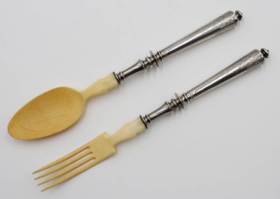 Auktion 364<br>Salatbesteck, 19. Jhd., 800er Silbergriffe, ca. L-28cm [1]
