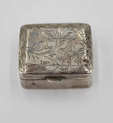 Auktion 364<br>Pillendose, Sterling, älter, Druckstellen, ca. H-1,6cm B-3,5cm, 14,6gr. [1]
