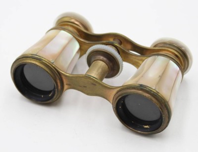 Auktion 364<br>Opernglas mit Perlmuttauflagen, älter, Optik klar [1]