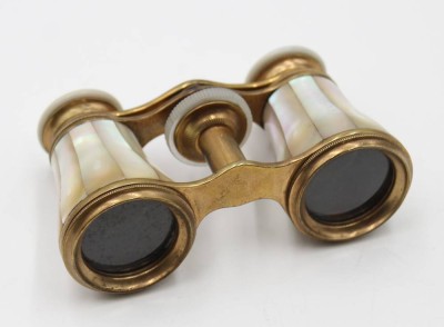 Auktion 364<br>Opernglas mit Perlmuttauflagen, älter, Optik leicht milchig [1]