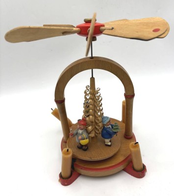 Auktion 364<br>kl. Erzgebirge Weihnachtspyramide, H-24 cm, D-ca. 15 cm [1]