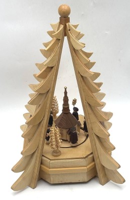 Auktion 364<br>Erzgebirge Spieluhr, Pyramidenform mit Kurrende und Gebäude, Werk läuft, H-40 cm, D-24 cm [1]