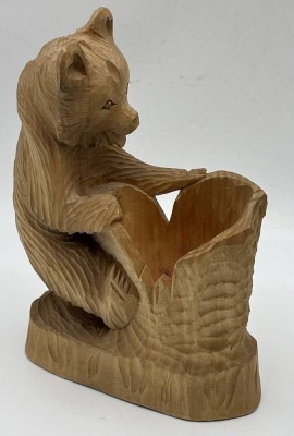 Auktion 364<br>Holzgeschnitzter Bär mit Schale, Russland, 23x16 cm [1]