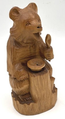 Auktion 364<br>holzgeschnitzter Bär ,mit Schale und Löffel, Russland, orig. Etikett, H-18 cm, [1]