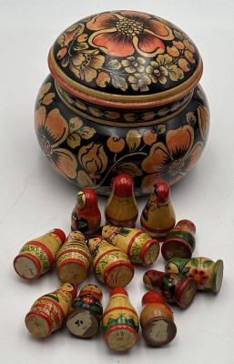 Auktion 364<br>gr. russische Lackdose mit 14 kl. Holzpüppchen, russ. Handarbeit,  Dose H-15 cm, D-ca. 17 cm, Puppen H-ca. 6 cm [1]