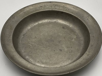Auktion 364<br>gr. Zinnschale, datiert 1858, Engelmarke, H-4 cm, D-30 cm [1]