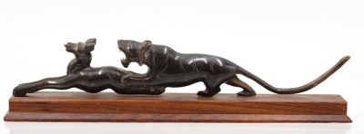 Auktion 364<br>Hornschnitzerei, Tiger schlägt Antilope, wohl um 1920/30, H-7,5cm L-32,5cm [1]