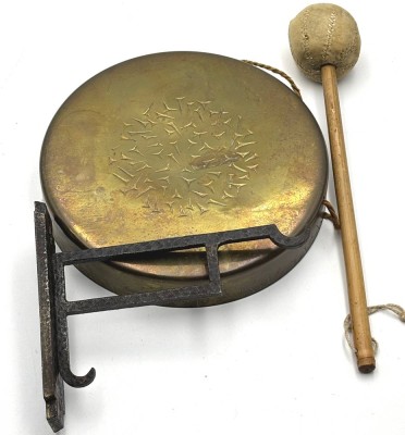 Auktion 364<br>Wandgong mit  Halter und Schlägel, D-16 cm, 3 Teile [1]