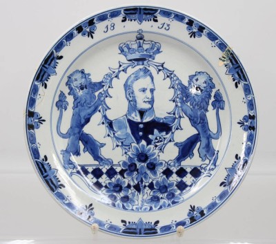 Auktion 364<br>Wandteller, Delft, König Willem I.. de Fles, älter, leider geklebt, D-25cm [1]