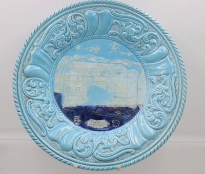 Auktion 364<br>gr. Wandplatte mit Schloßansicht, berieben, ca. D-37cm [1]