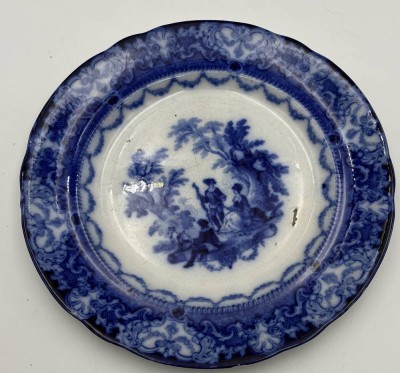 Auktion 364<br>Davenport antiker Porzellanteller Flow Blue Dekor , Glasurfehler, Randabplatzer unten, von oben nicht sichtbar, um 1840, D-26 cm [1]