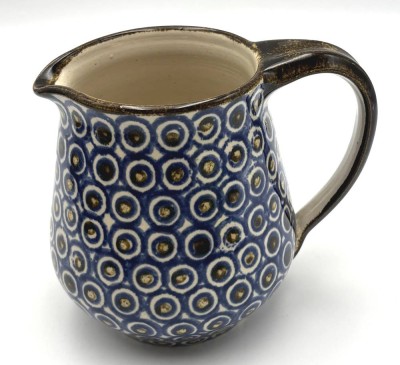 Auktion 364<br>kl. Milchkrug mit Pfauenaugendekor, Handarbeit, sehr guter Zustand. wohl Bunzlau 50/60-er Jahre, H-14,5 cm [1]